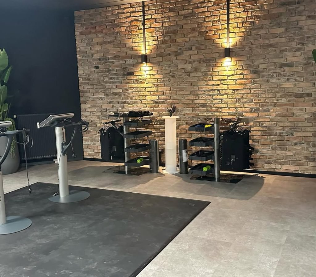 Ein EMS Studio klein aber fein! Schönes Projekt.@onestogmbh @wakol_verlegewerkstoffe @kahrs_de @easyfitness.ems.barsinghausen (1)