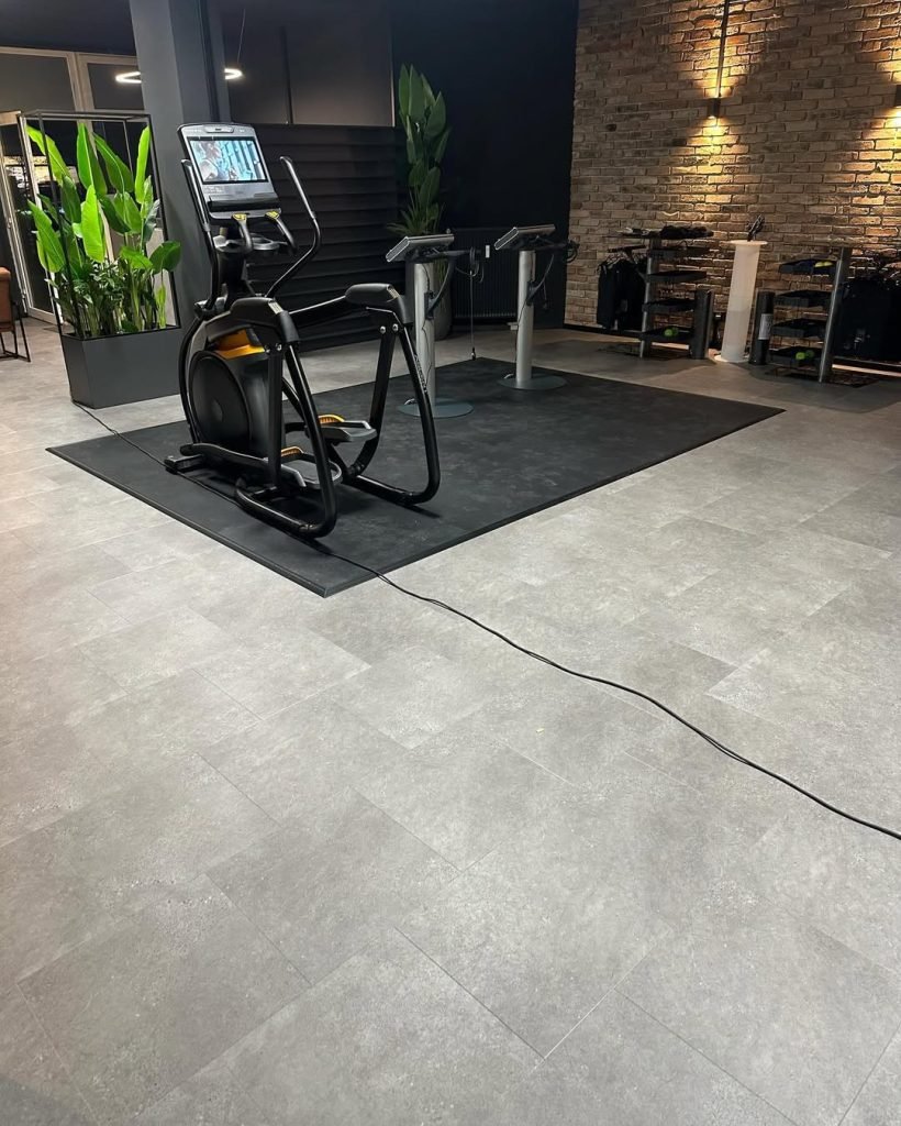 Ein EMS Studio klein aber fein! Schönes Projekt.@onestogmbh @wakol_verlegewerkstoffe @kahrs_de @easyfitness.ems.barsinghausen